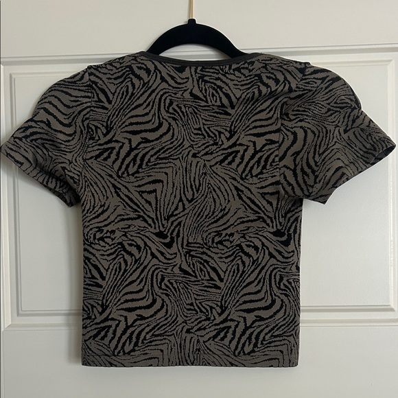 Chic Zebra Pattern Crop Top - Picture 3 of 3